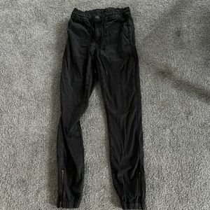 Has a string for a belt built in and has zippers at the ankles